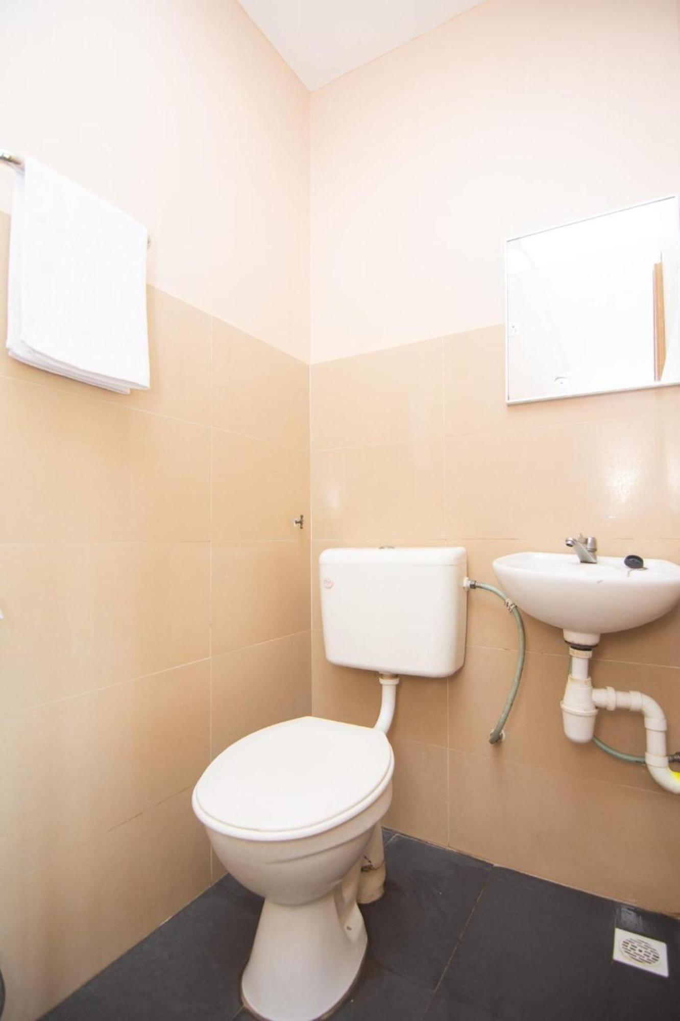 OYO 1224 Hotel Hajah Rohayah Tanjong Malim Bagian luar foto