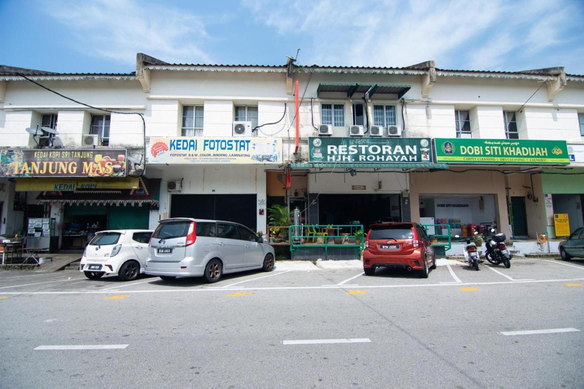 OYO 1224 Hotel Hajah Rohayah Tanjong Malim Bagian luar foto